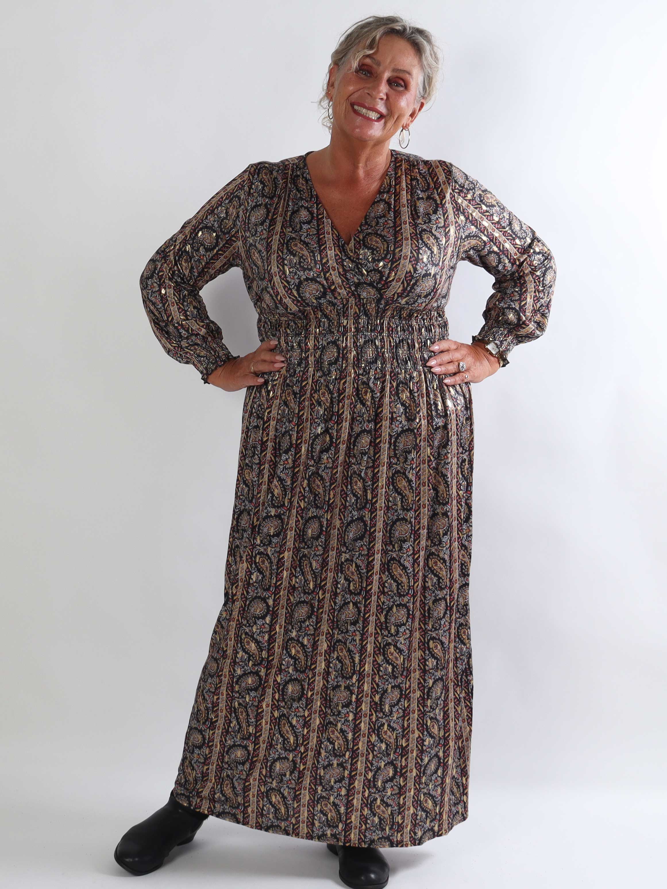 Pams Tapestry L/S - Plus size kjole med farverigt paisleyprint og elegante gulddetaljer